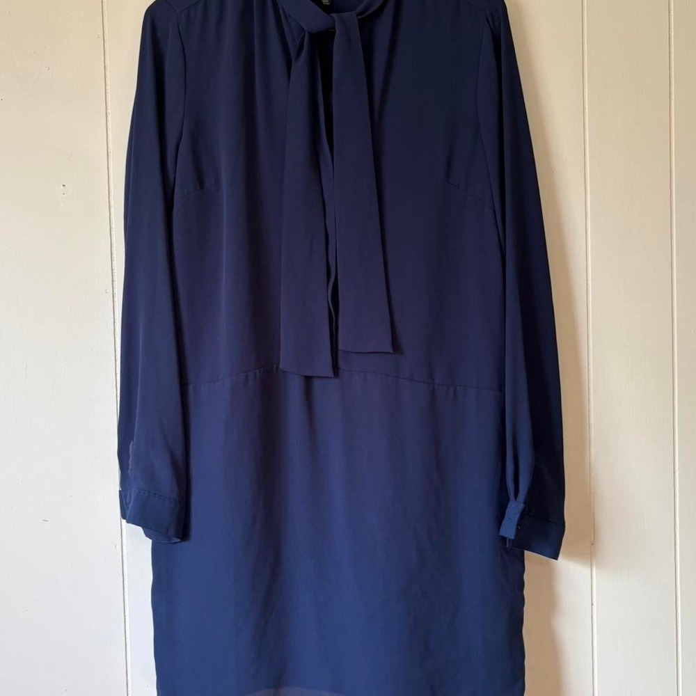 Romeo + Juliet Couture Navy Tie Neck Blouse Tunic Size M Business Casual